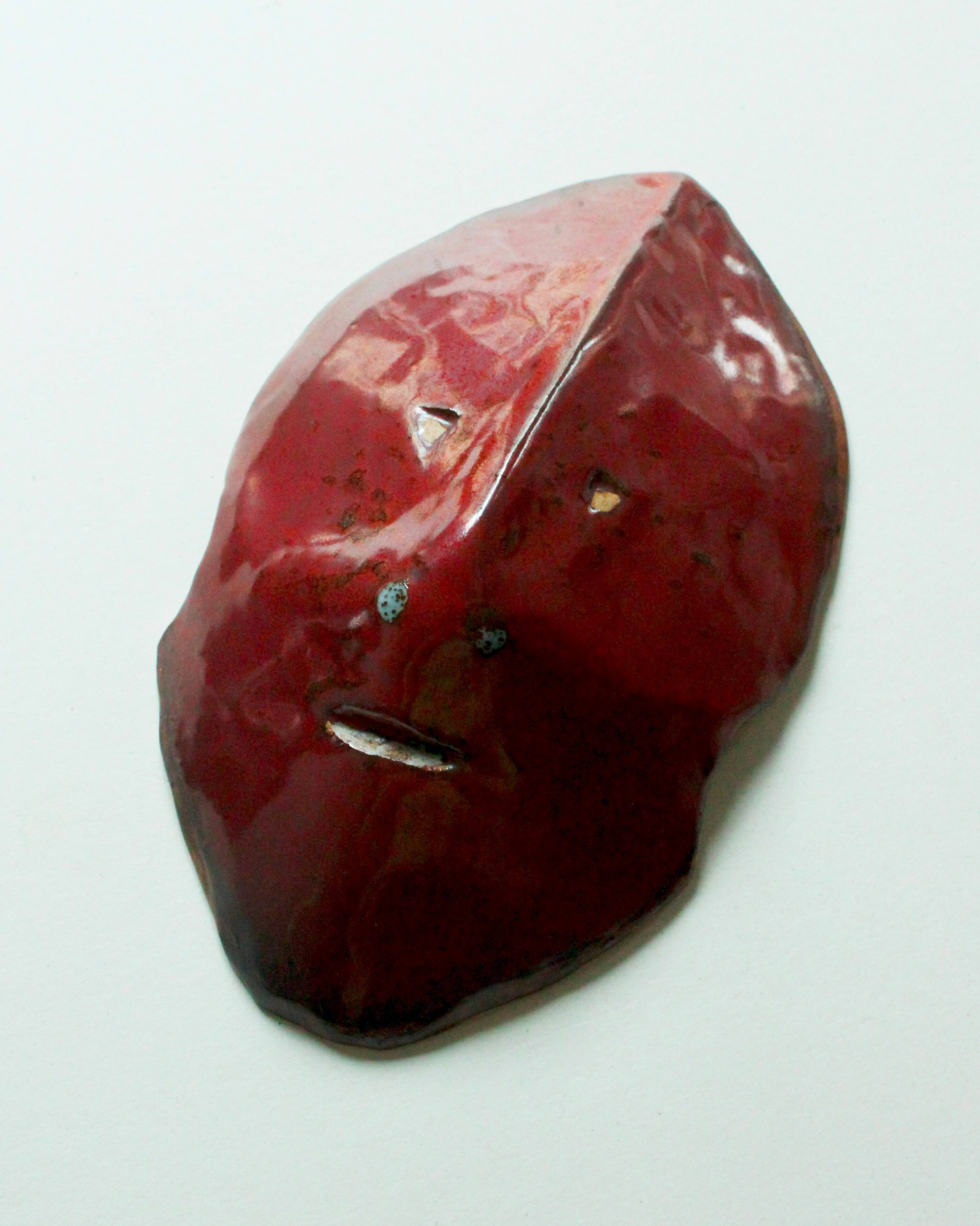 Masque en céramique émaillée rouge, dans le goût d'Accolay, années 50 / 60