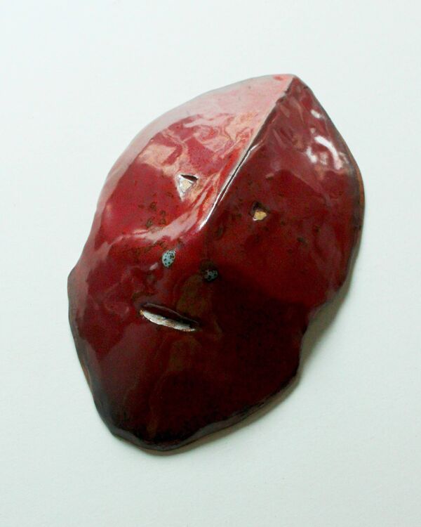Masque en céramique émaillée rouge, dans le goût d'Accolay, années 50 / 60