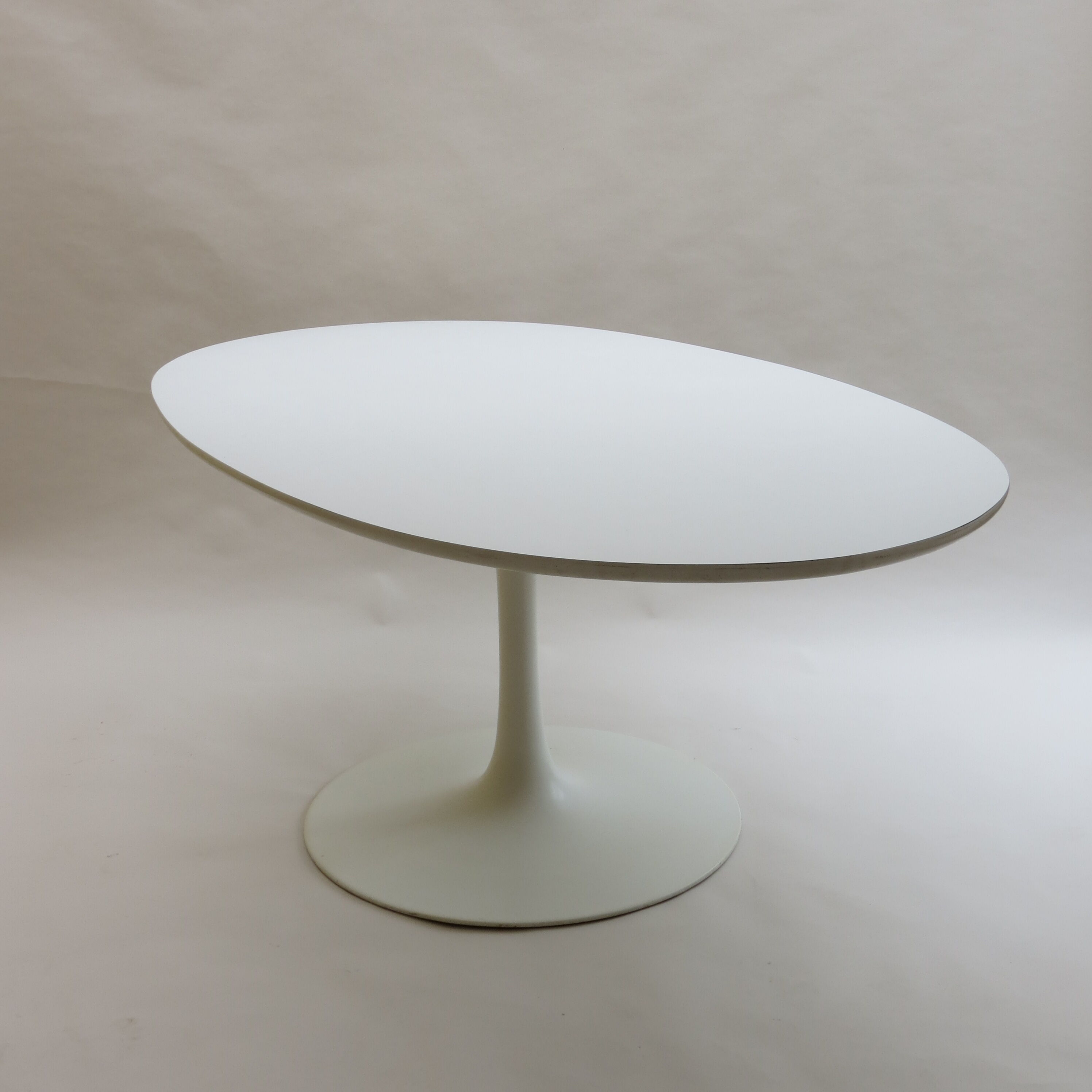 Oval white tulip dining table by Maurice Burke for Arkana 1960