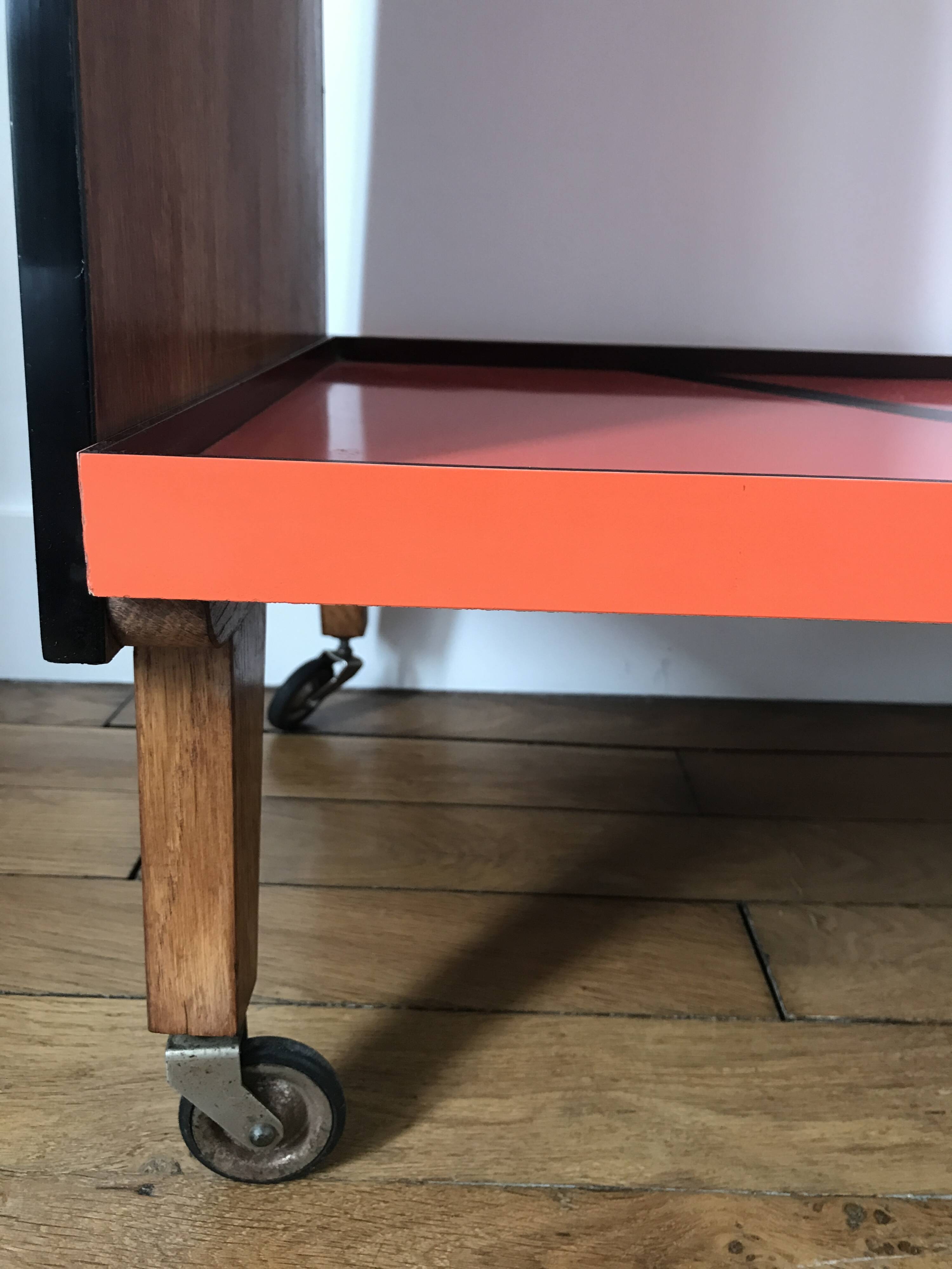 Desserte vintage orange, pieds en équerre et montants bois, années 60