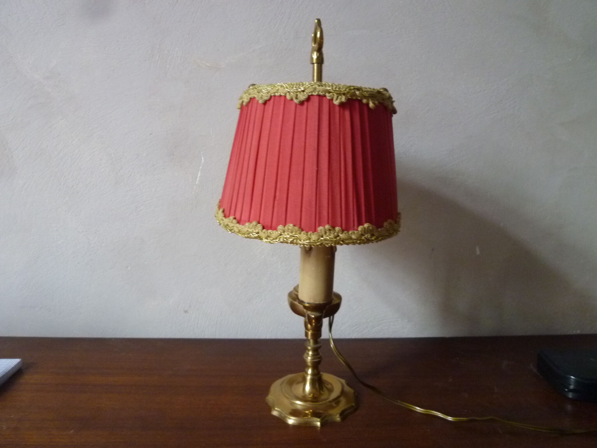 Pleated fabric lamp