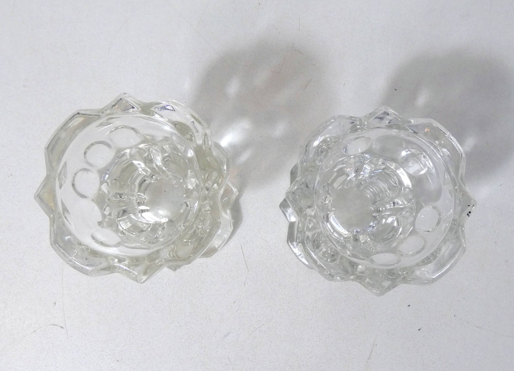 Paire de bougeoirs en verre vintage