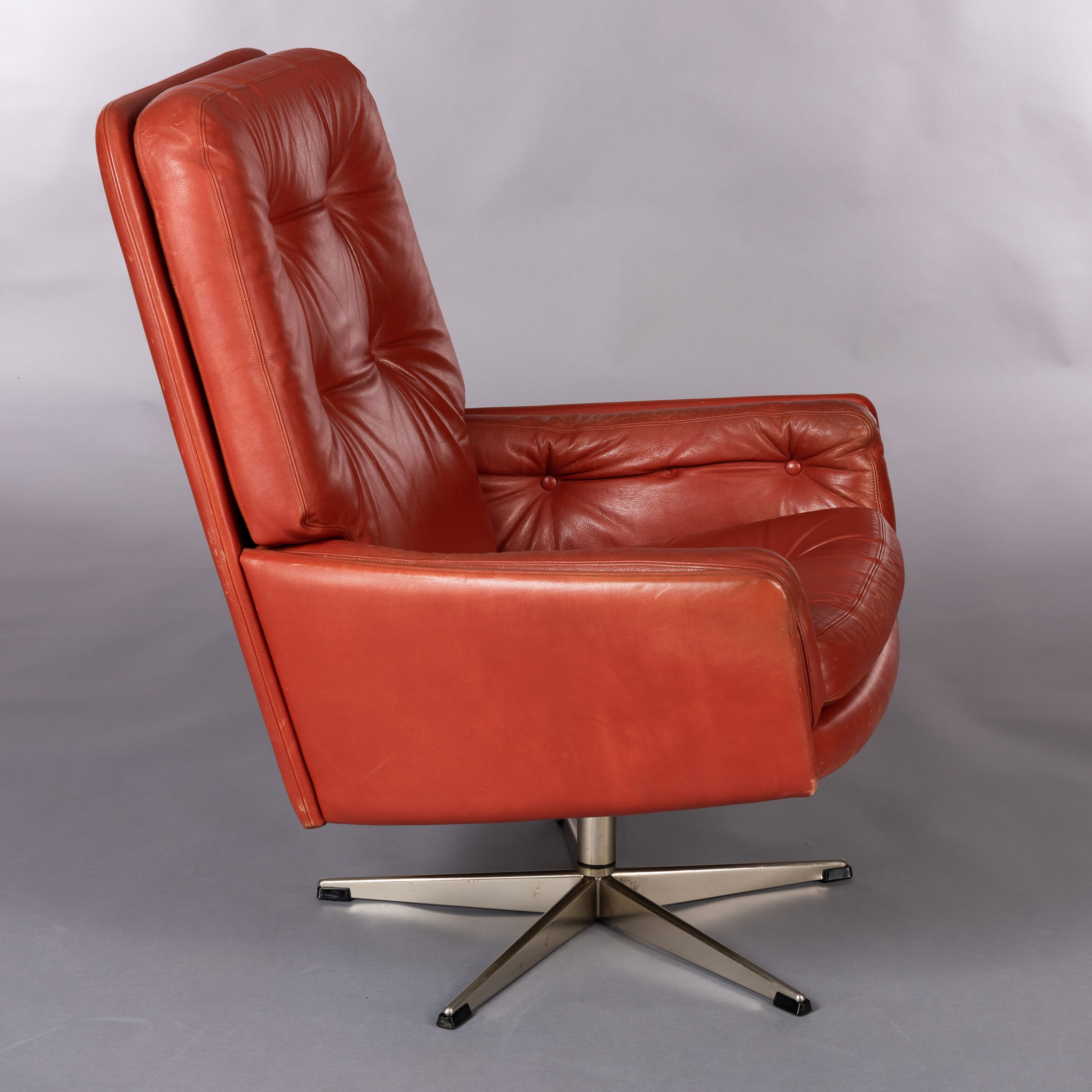 Danish red leather swivel chair, 1960