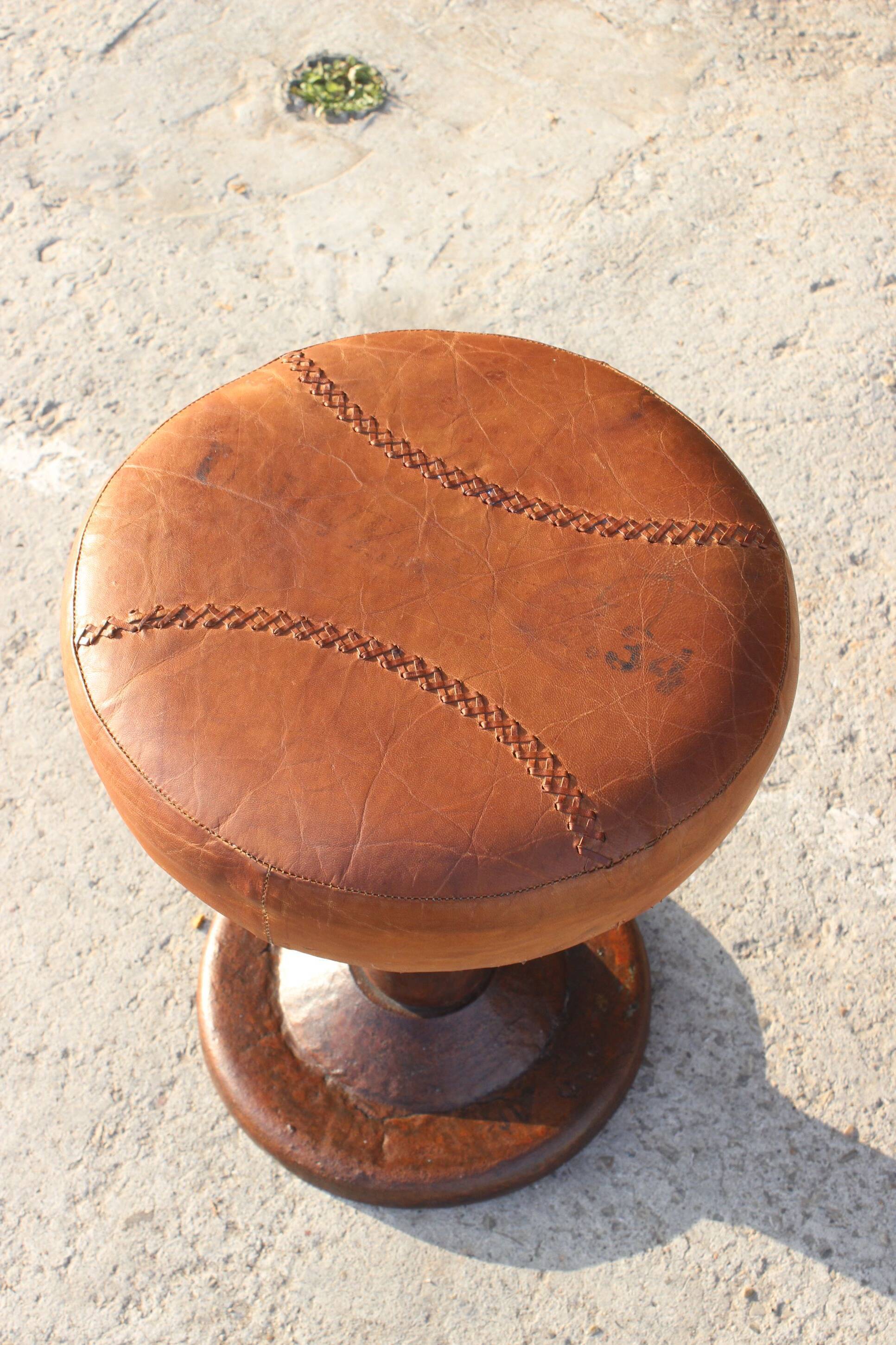 Tabouret vintage en acier et cuir de style industriel