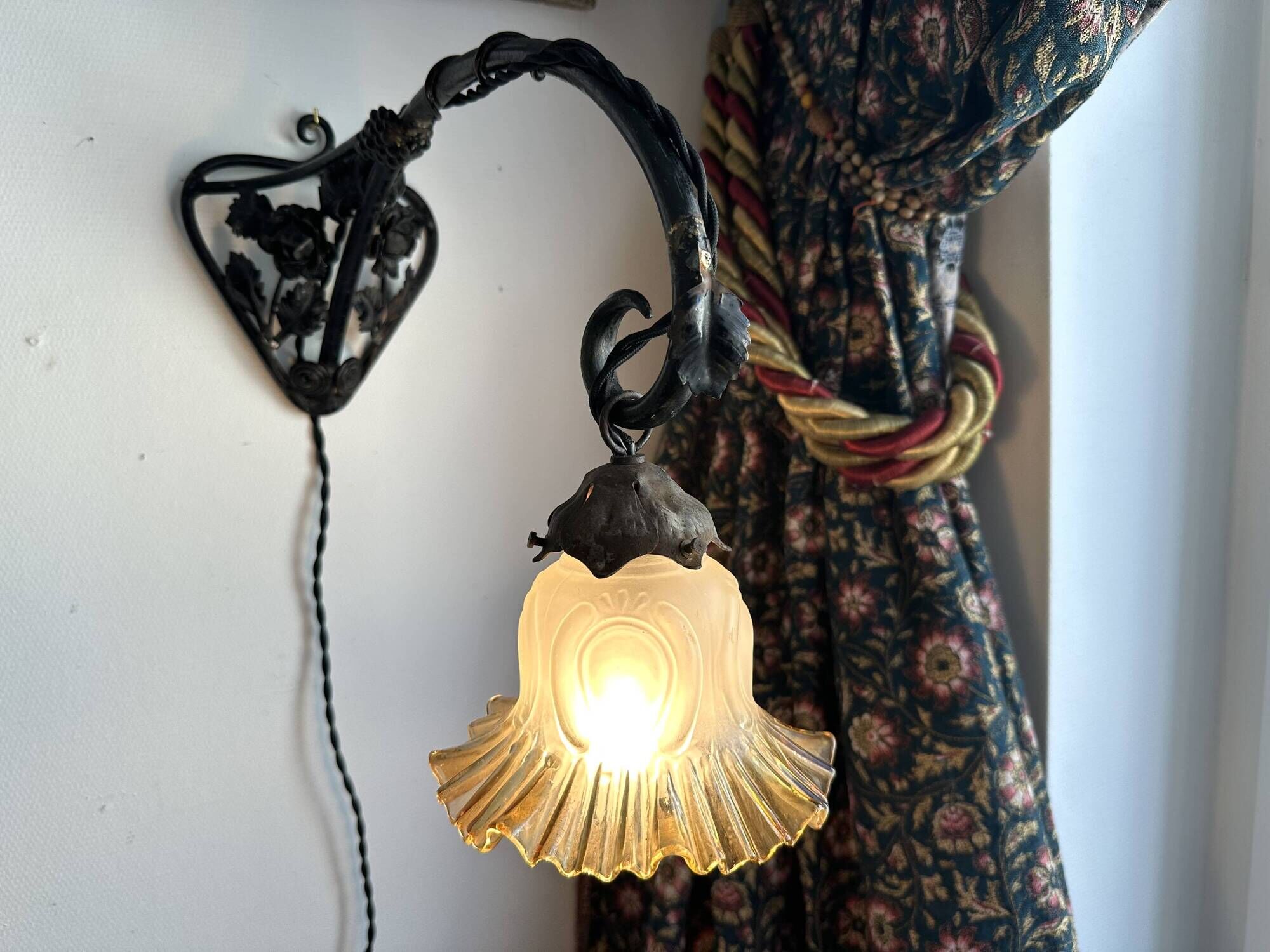 Art Nouveau wall light in wrought iron with vine decoration, early 20th century.