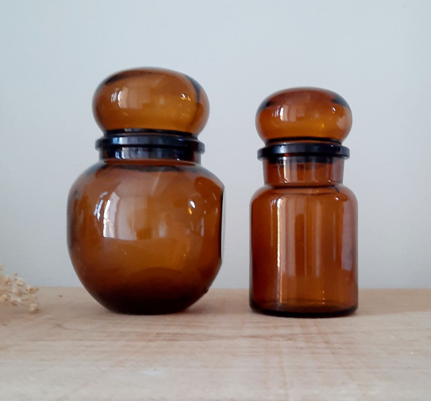 Pots en verre ambré