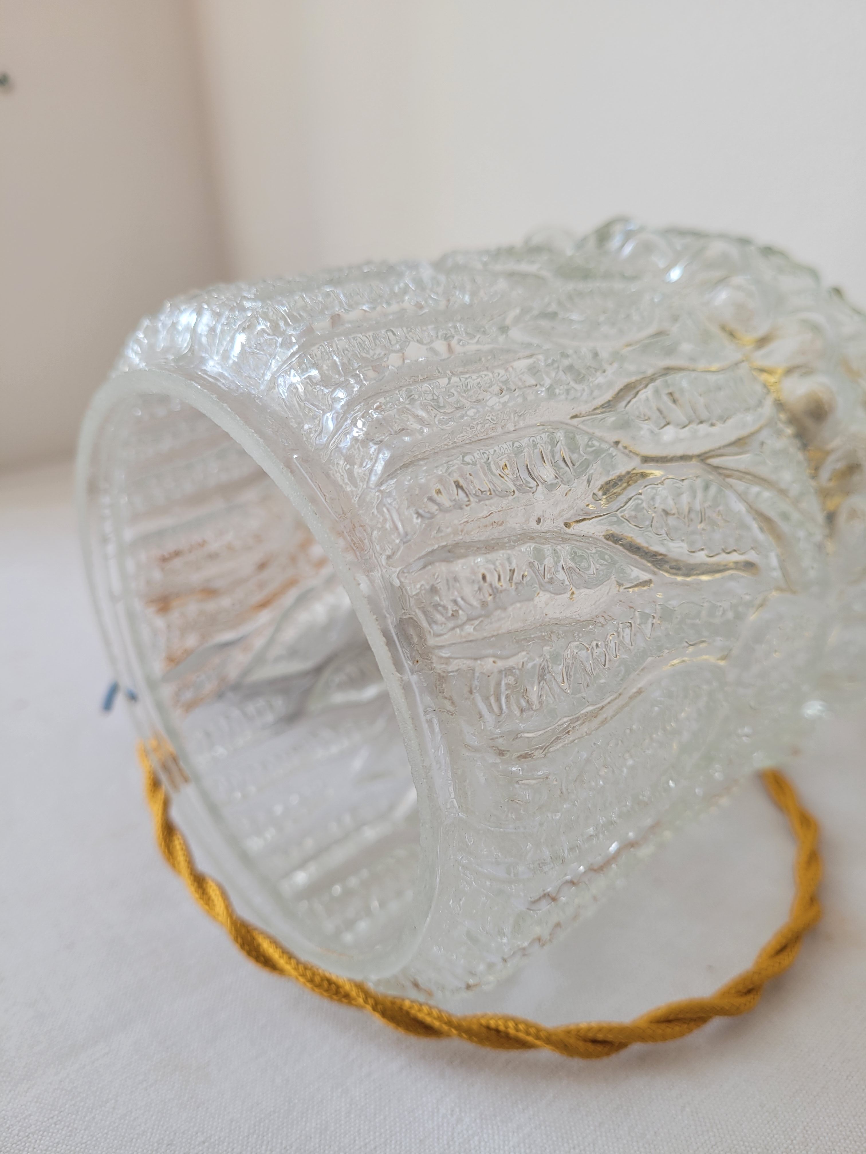 Suspension in scrambled molded glass