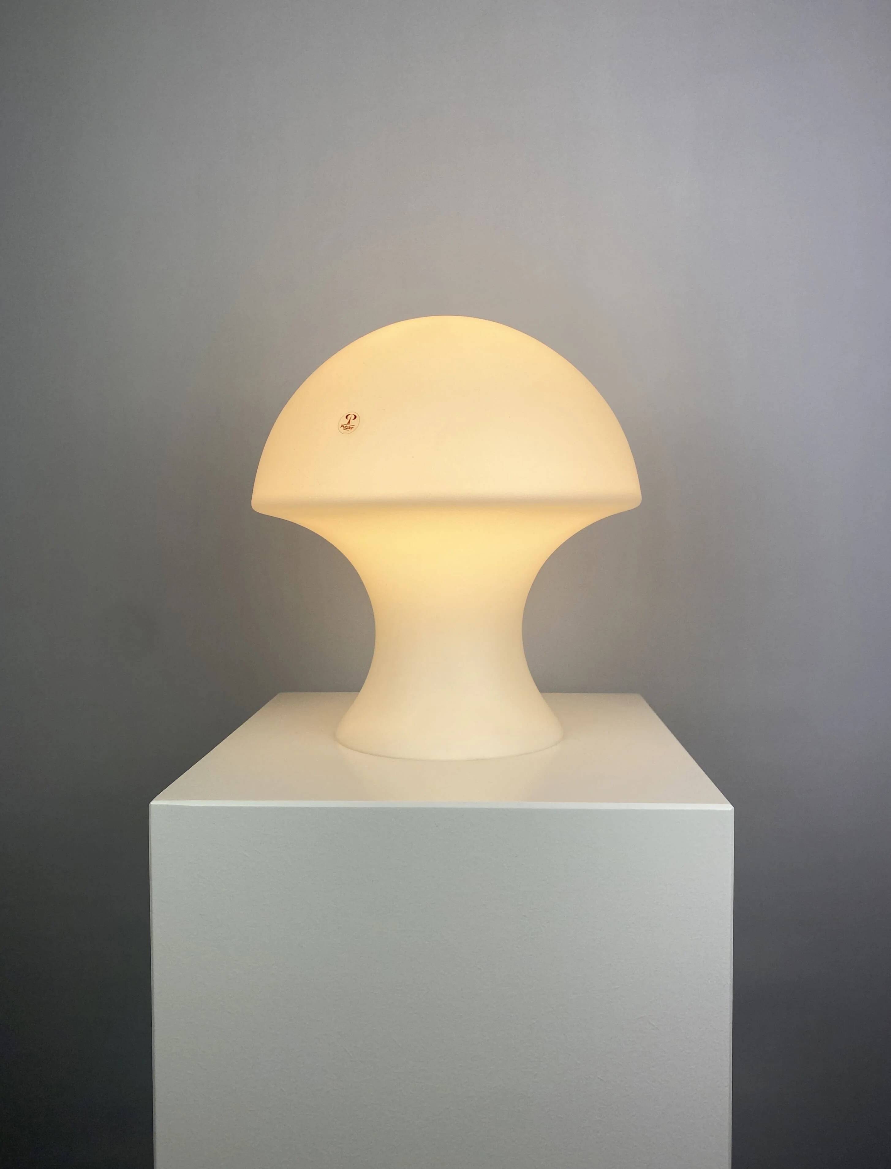 Lampe de table champignon en verre lait blanc Peill et Putzler 1970