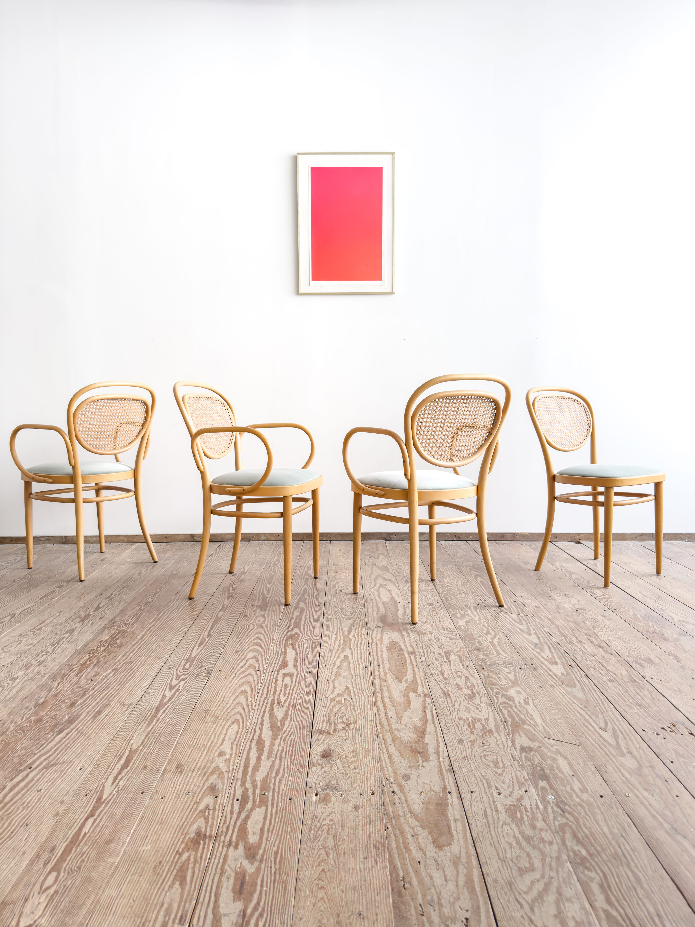 Ensemble de 4 chaises Thonet 215P en hêtre avec cannage d’origine et velour