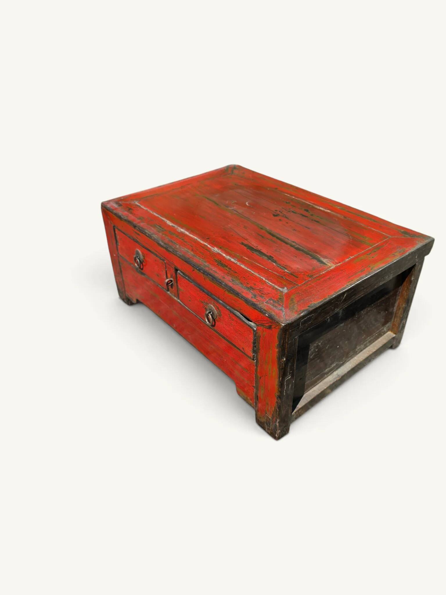 Coffre bas chinois en bois laqué rouge patiné