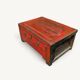 Coffre bas chinois en bois laqué rouge patiné