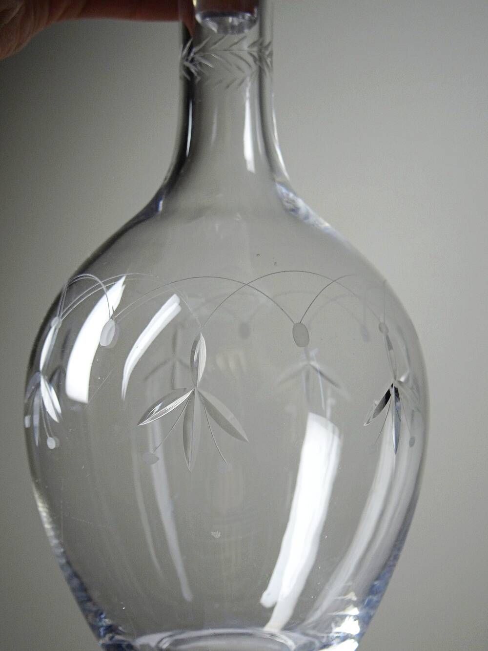 Antique crystal decanter from Nancy, engraved, circa 1920-1930.