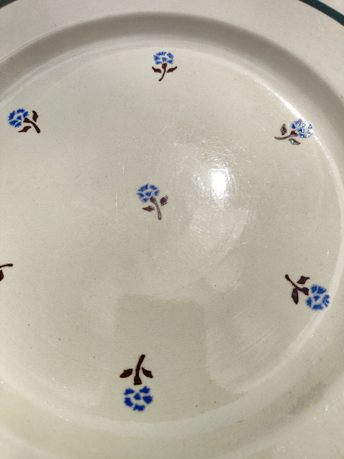 Plat rond plat en faïence