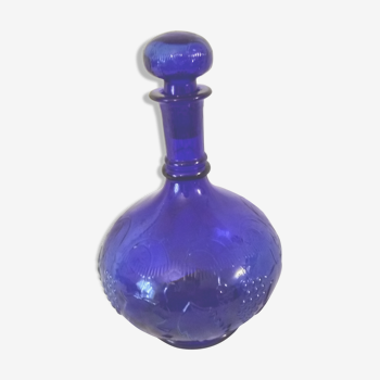 Carafe en verre bleu décorée raisins