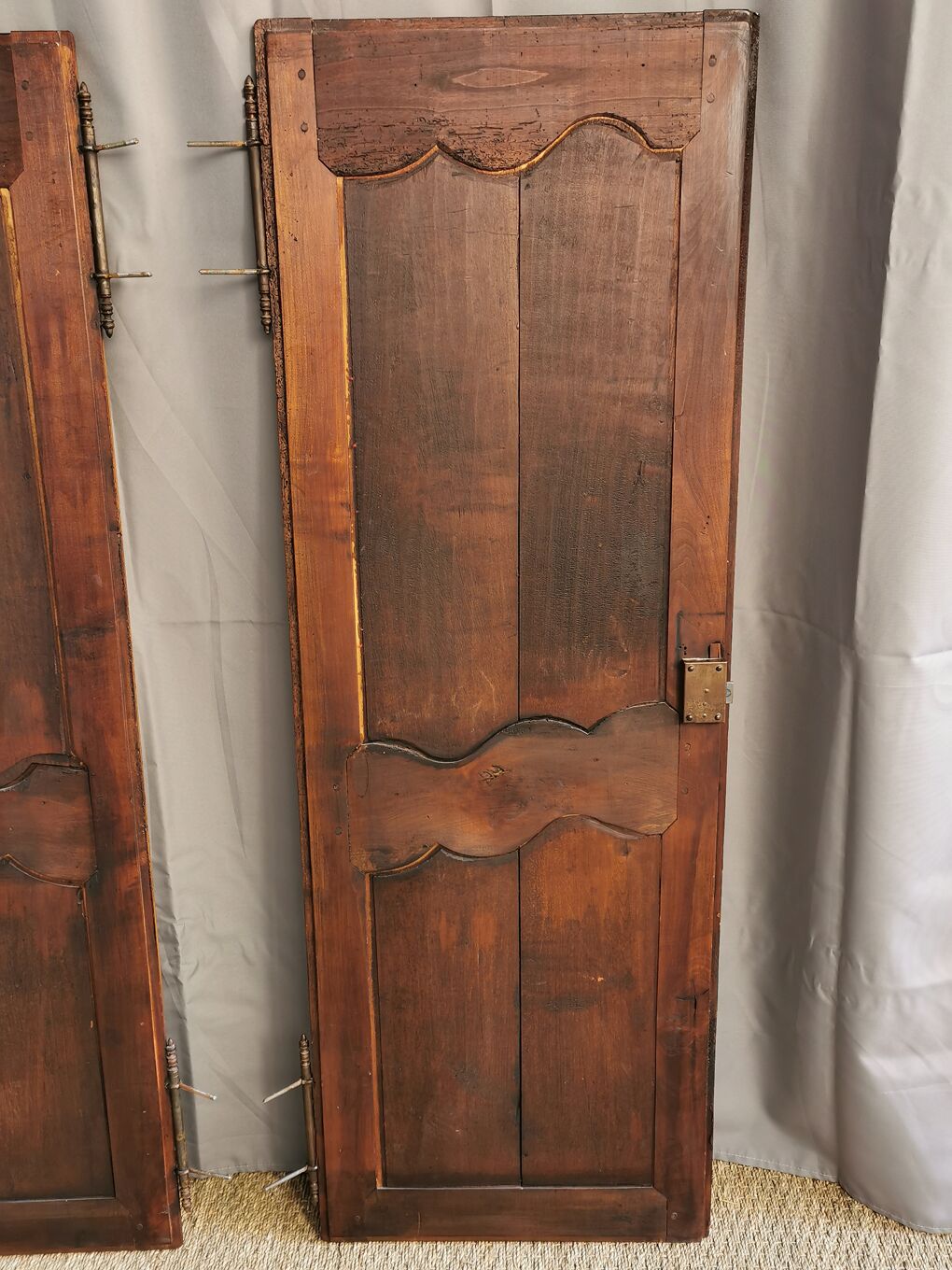 Paire de portes d'armoire ancienne XlXème Selency Paire de portes d'armoire ancienne XlXème Selency