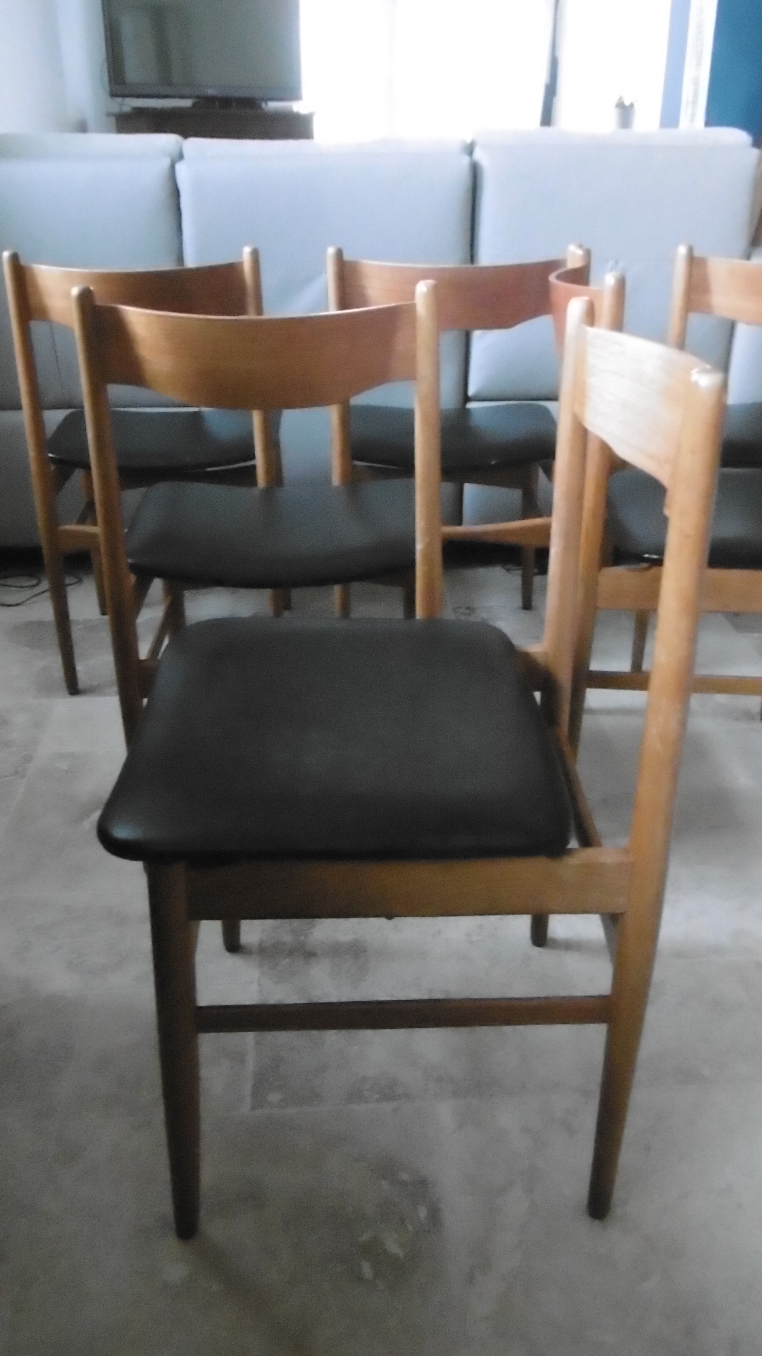 Table avec deux allonges et ses 6 chaises scandinave en teck des années 1970
