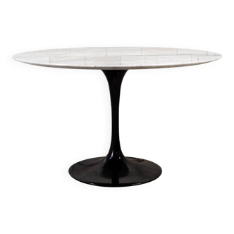Tulip coffee table by Eero Saarinen for Knoll, 1980s.