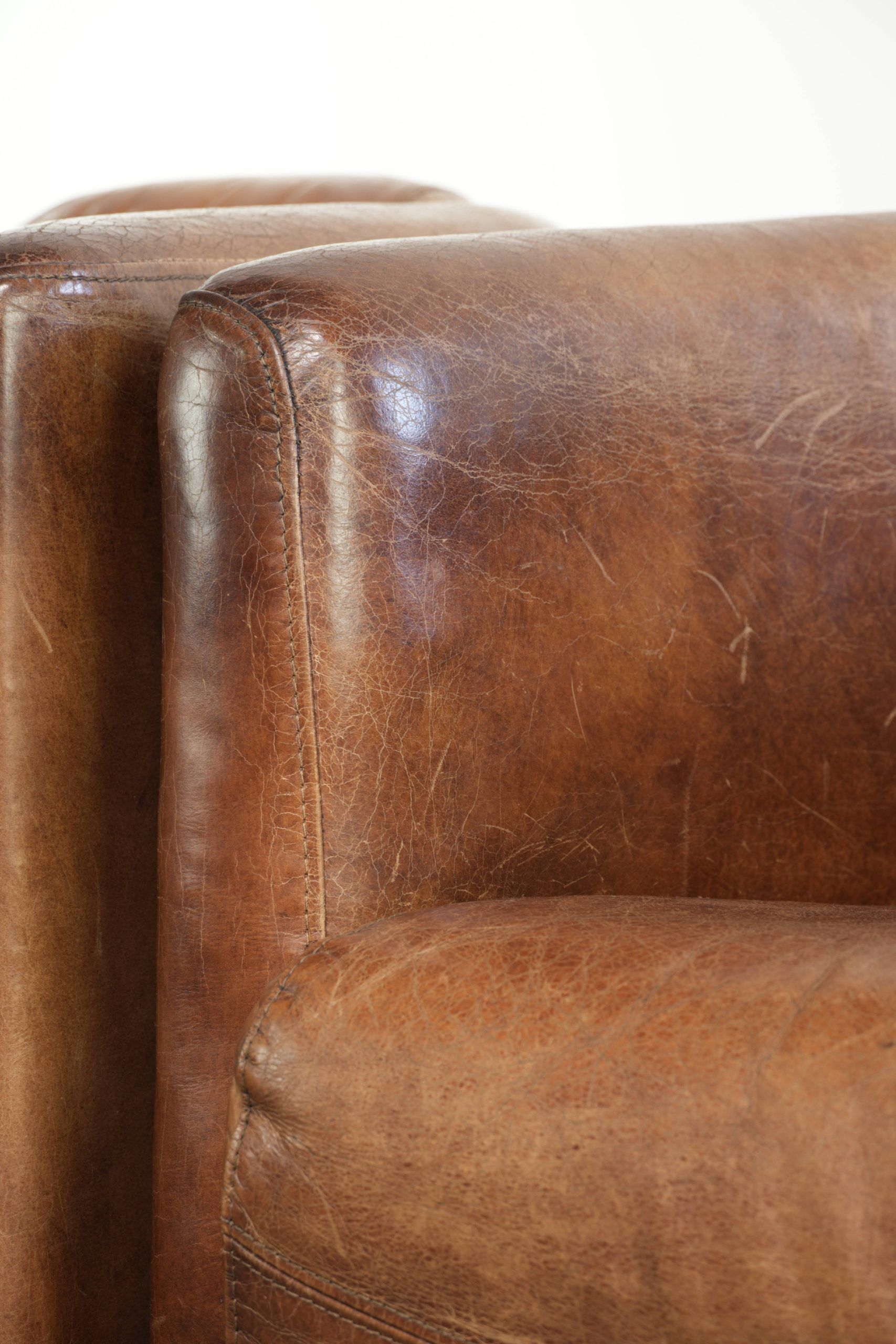 Ensemble de deux fauteuils aviateur vintage en cuir de vachette grainé.
