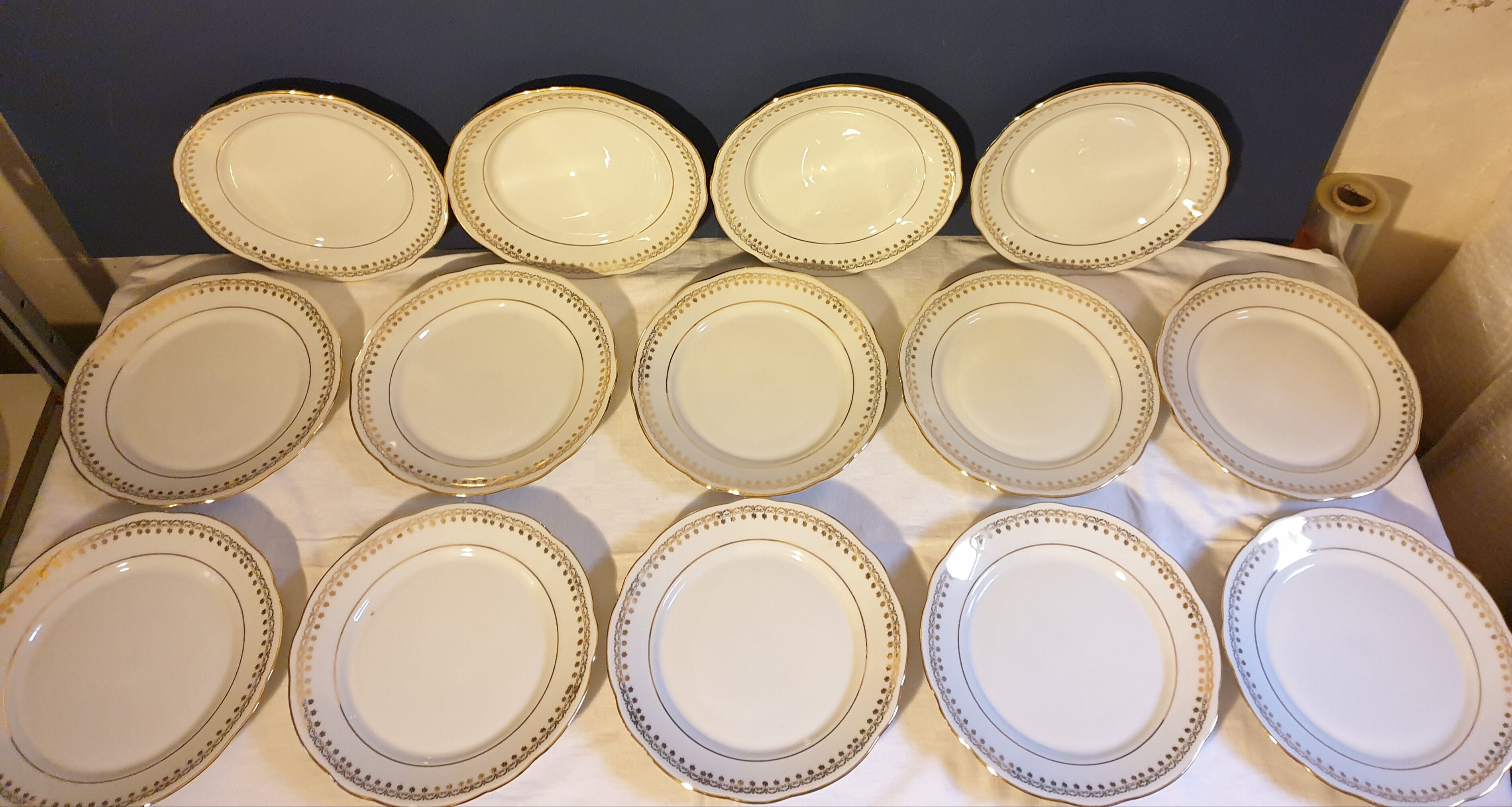 Suite of 14 flat plates golden white porcelain