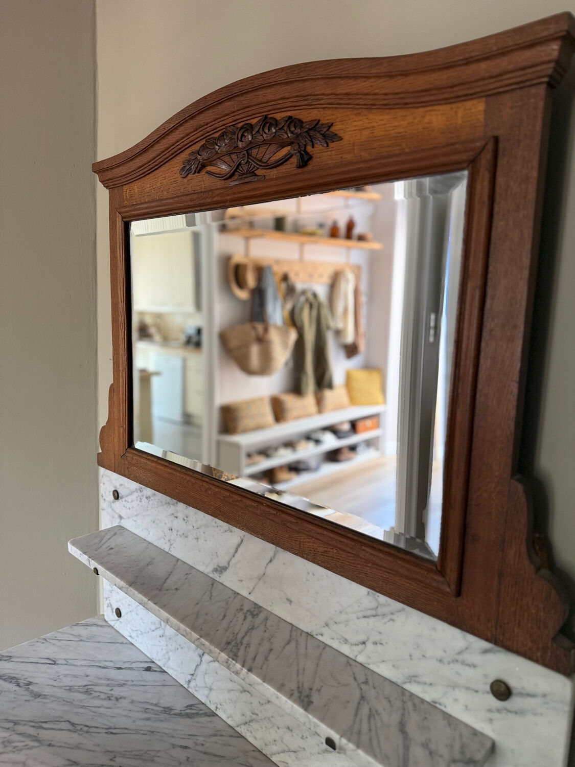 Commode de toilette ancienne, marbre blanc et miroir biseauté