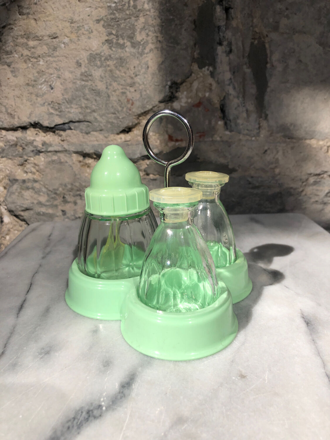 Salière et poivrière avec une torsion