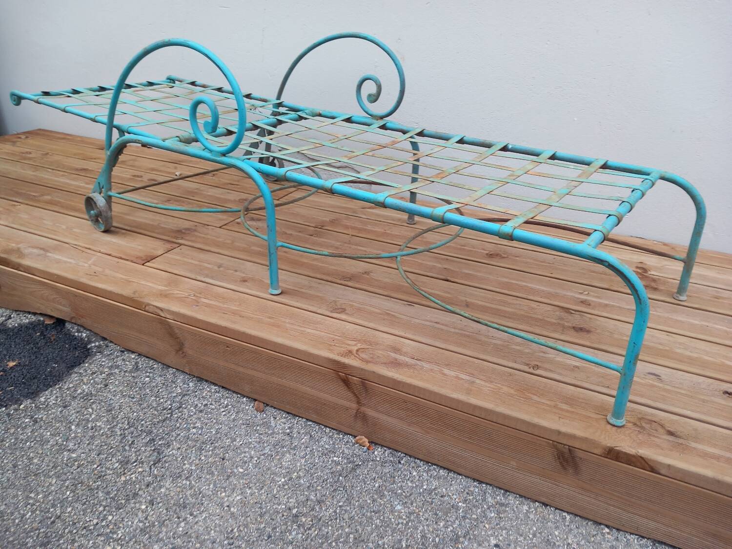 Lot of 2 old wrought iron lounge chairs and its 2 pedestal tables