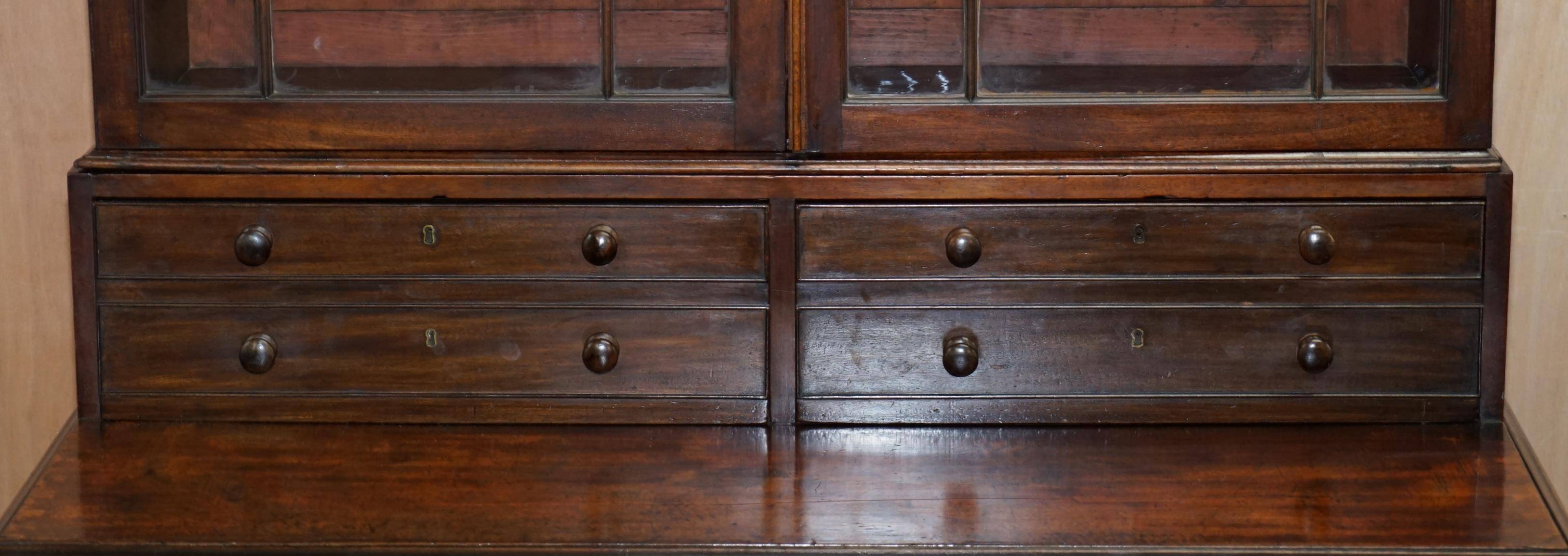 Bibliothèque George IV circa 1820 en bois dur avec tiroirs et vitrage astral