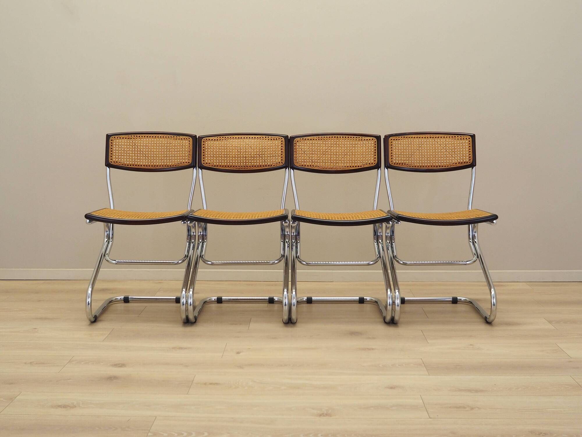 Ensemble de quatre chaises, design Bauhaus, années 1960, production : Italie