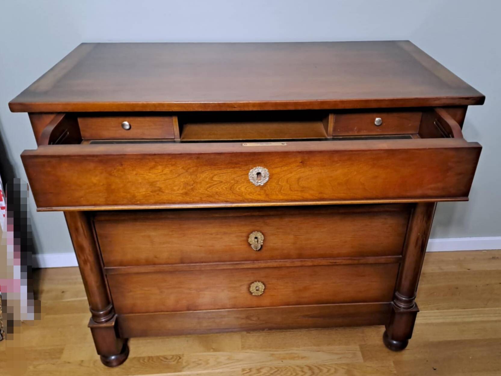 Mahogany chest of drawers