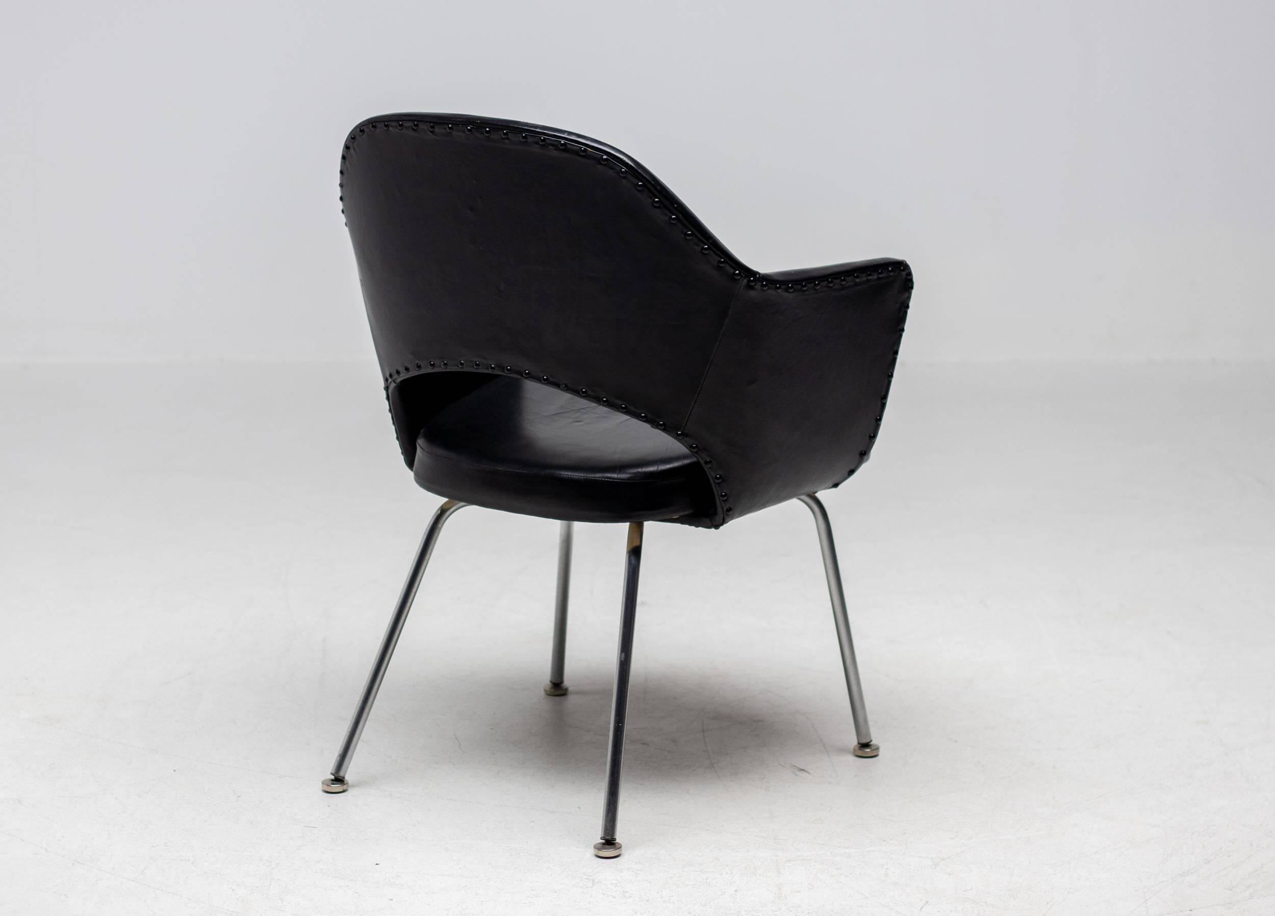 Set of 4 Saarinen executive chairs for Knoll in original black leather.