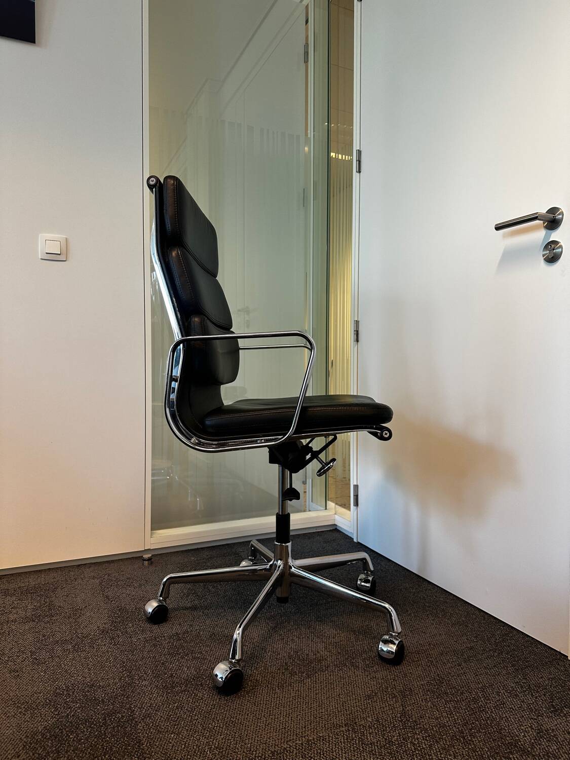 1x office chair - eames soft pad ea219