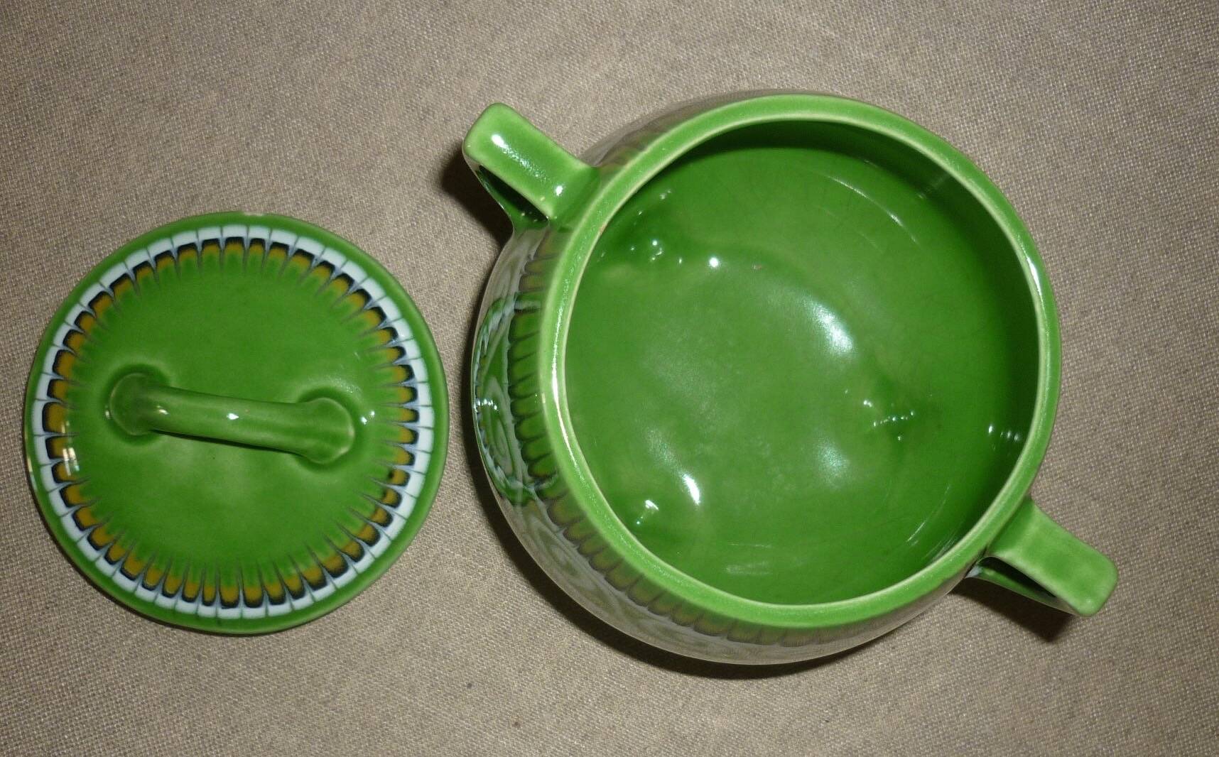 Green tripod pot with ceramic lid