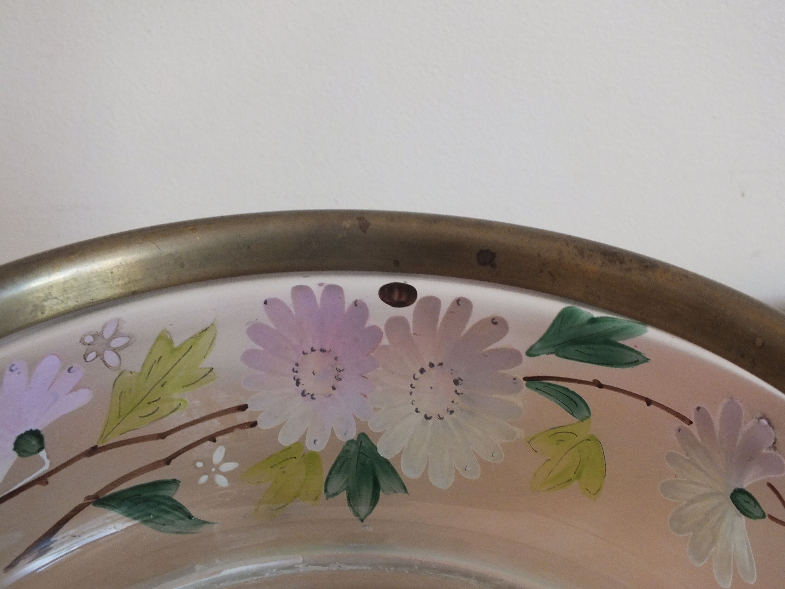Saladier ancien en verre émaillé et cerclage laiton