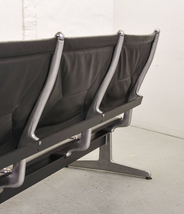 Banquette d'aéroport 3 places en cuir noir Charles Eames, modèle Herman Miller
