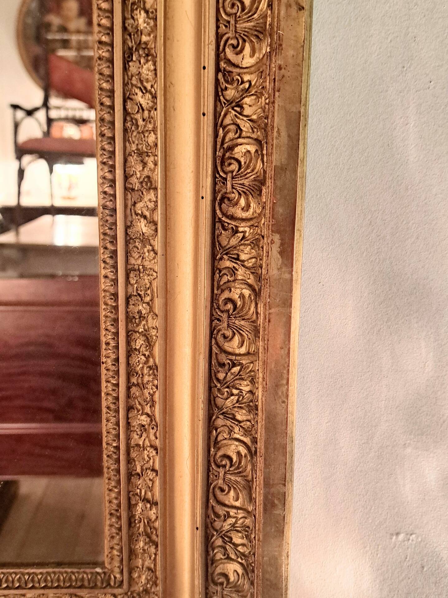 Miroir époque Restauration en bois doré à la feuille