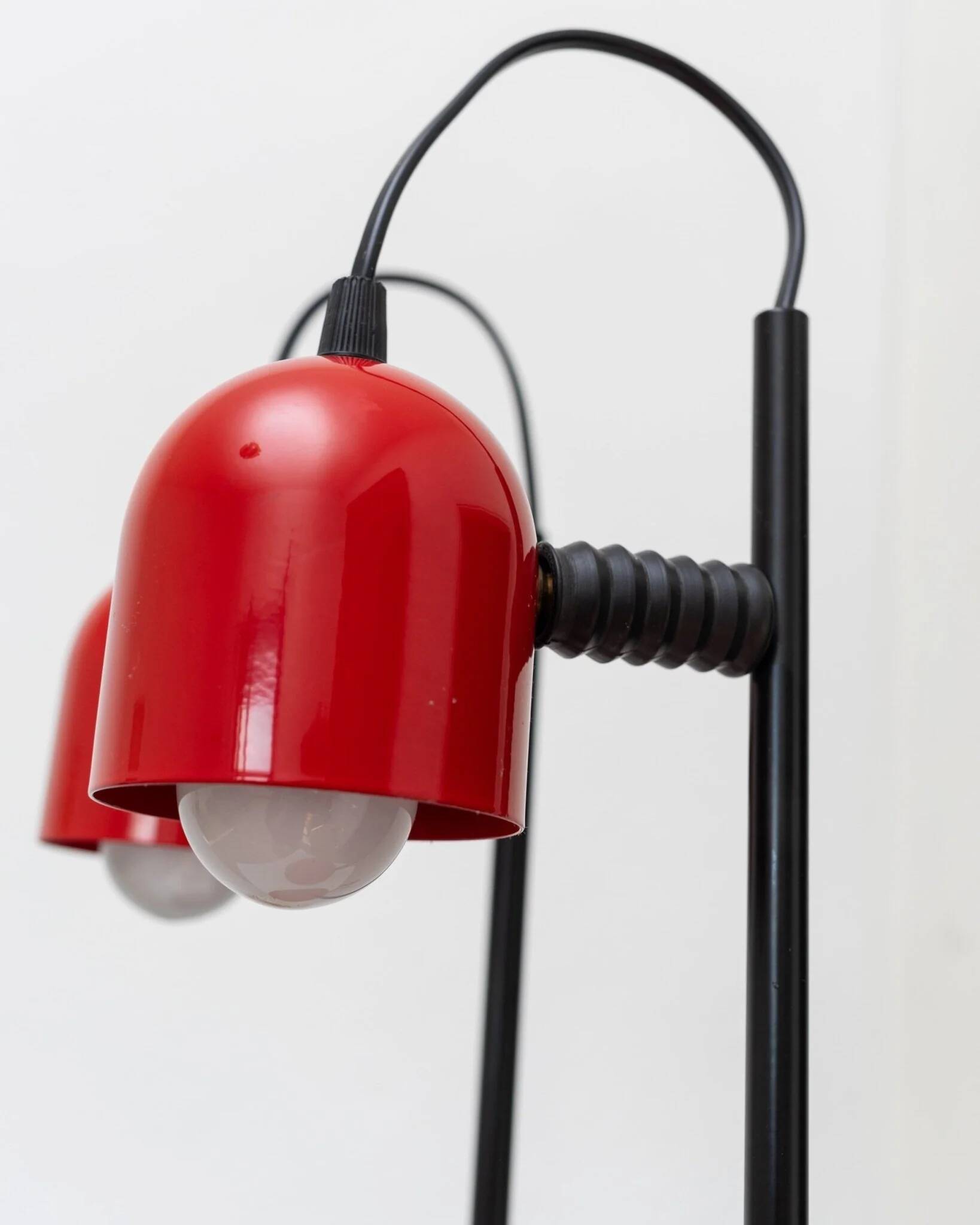 Set of 2 red metal table lamps with black stems, Memphis-Postmodern Italy 1980s