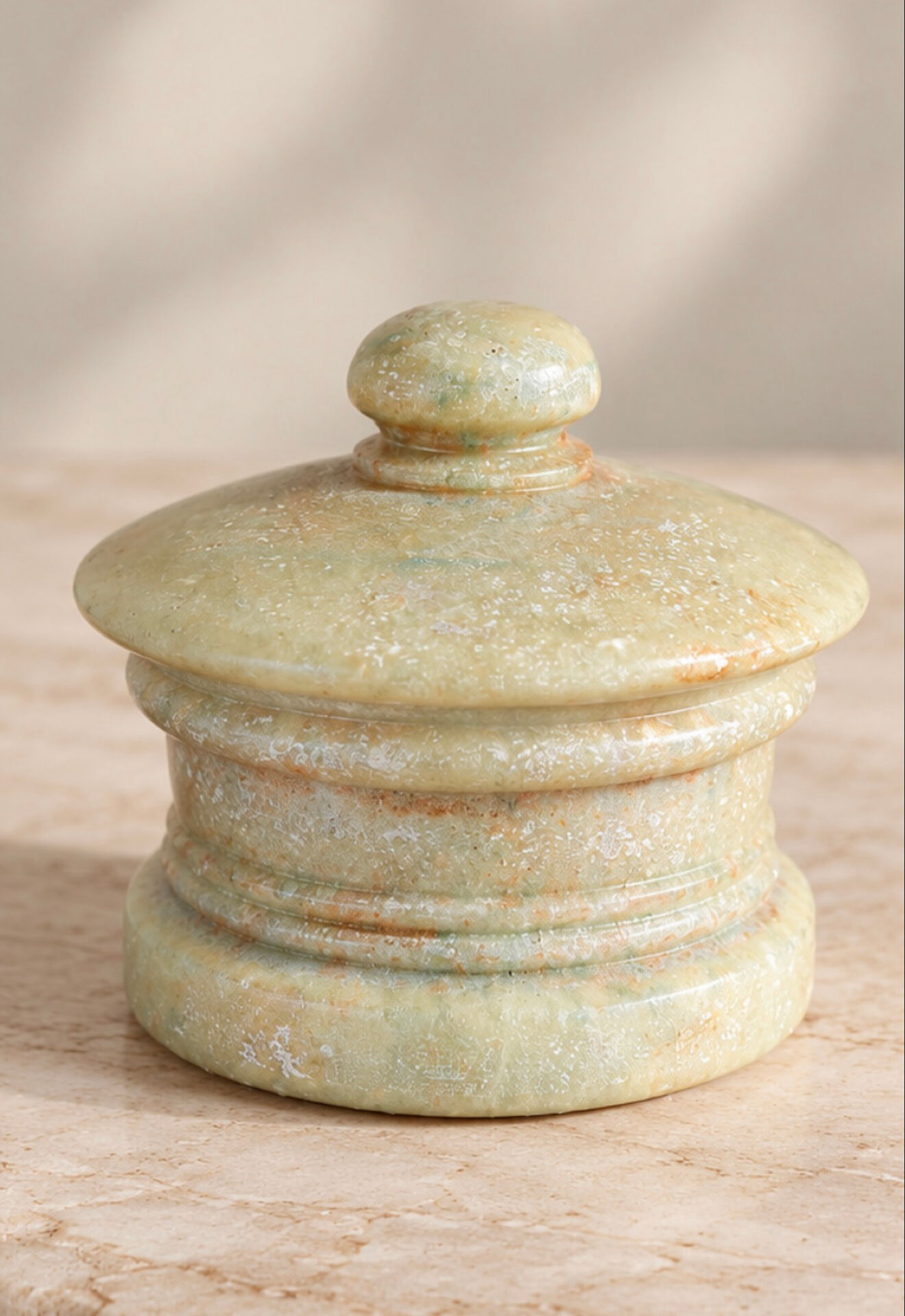Vintage box in natural stone – Sculpted lid