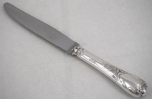 Christofle Marly, 12 silver-plated table knives, in excellent condition.