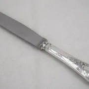 Christofle Marly, 12 silver-plated table knives, in excellent condition.