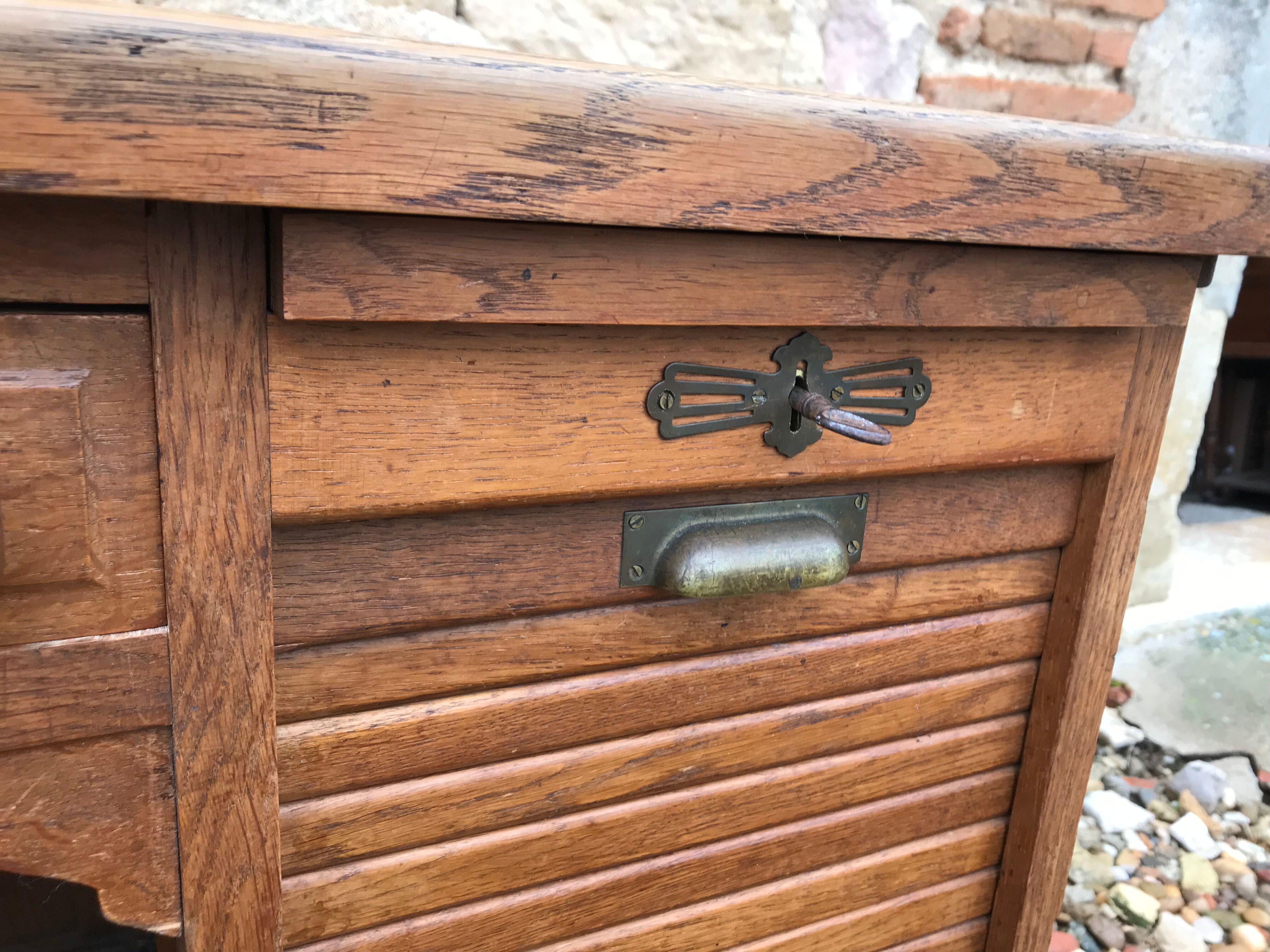 Desk administrative old oak to curtains