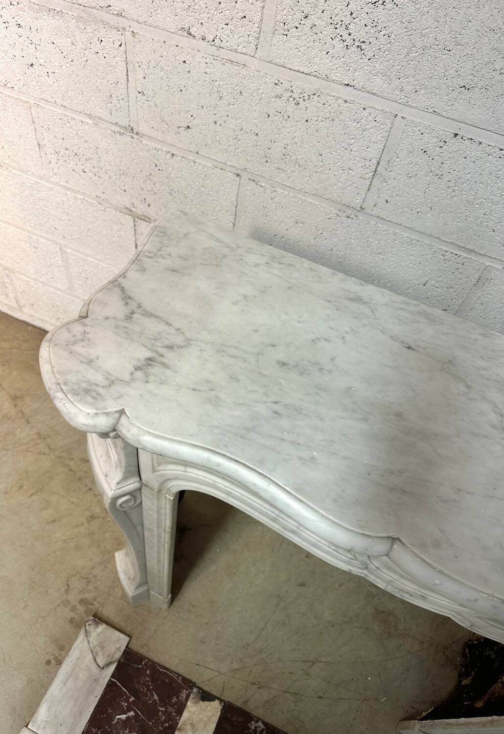 Petite cheminée en marbre blanc