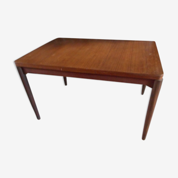 Expandable teak table