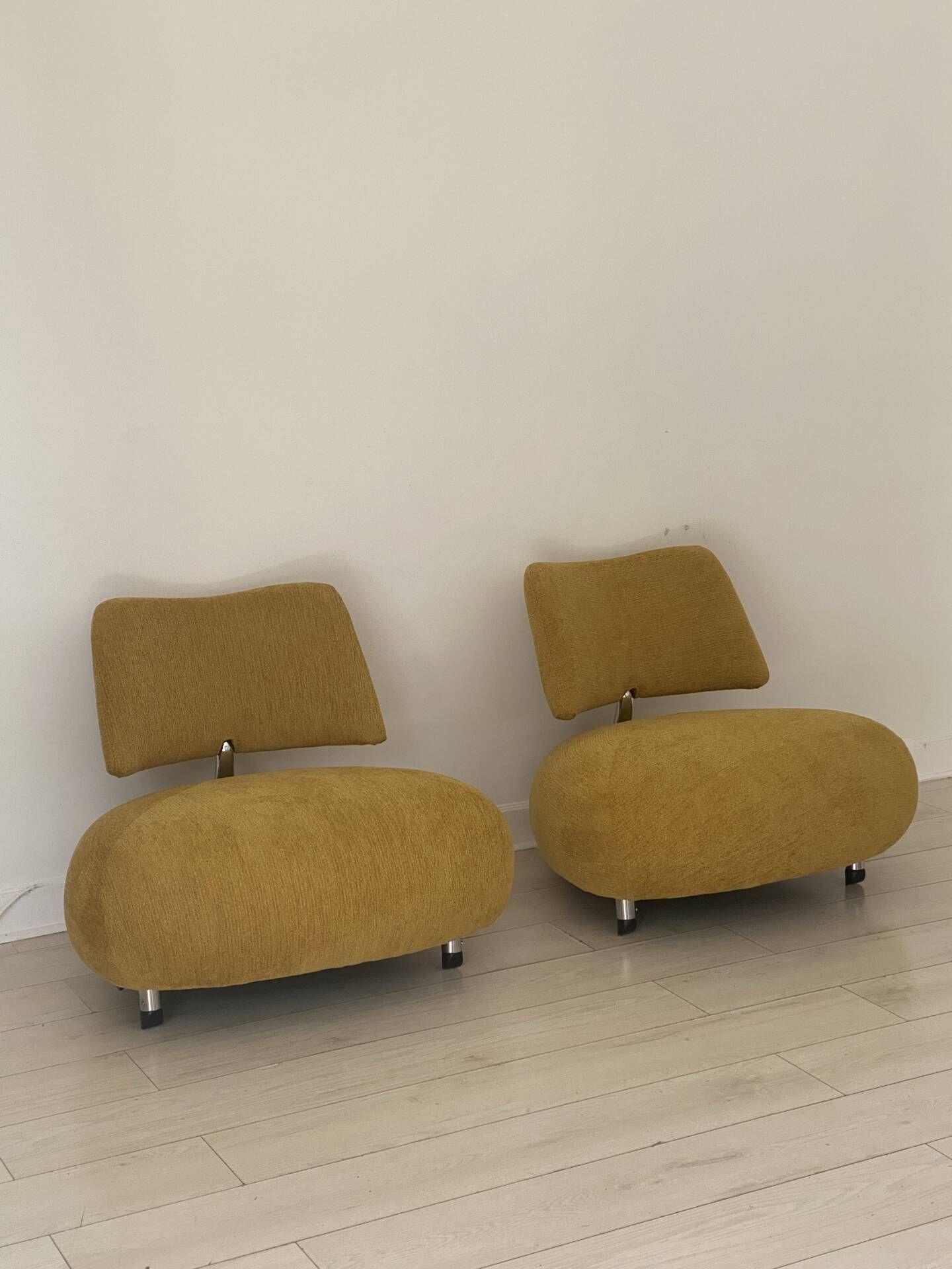 Lot 2 fauteuils Pallone Leolux par Roy de Scheemaker.