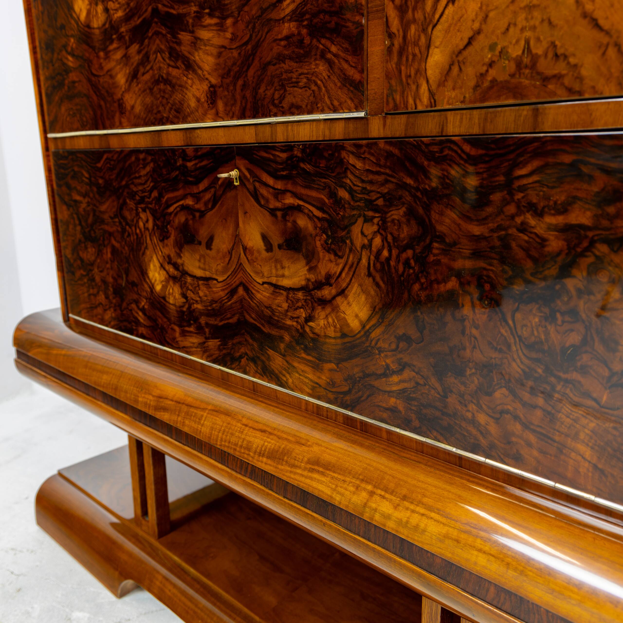 Art Deco bar cabinet in walnut, Wilhelm Mosurski - 1930s