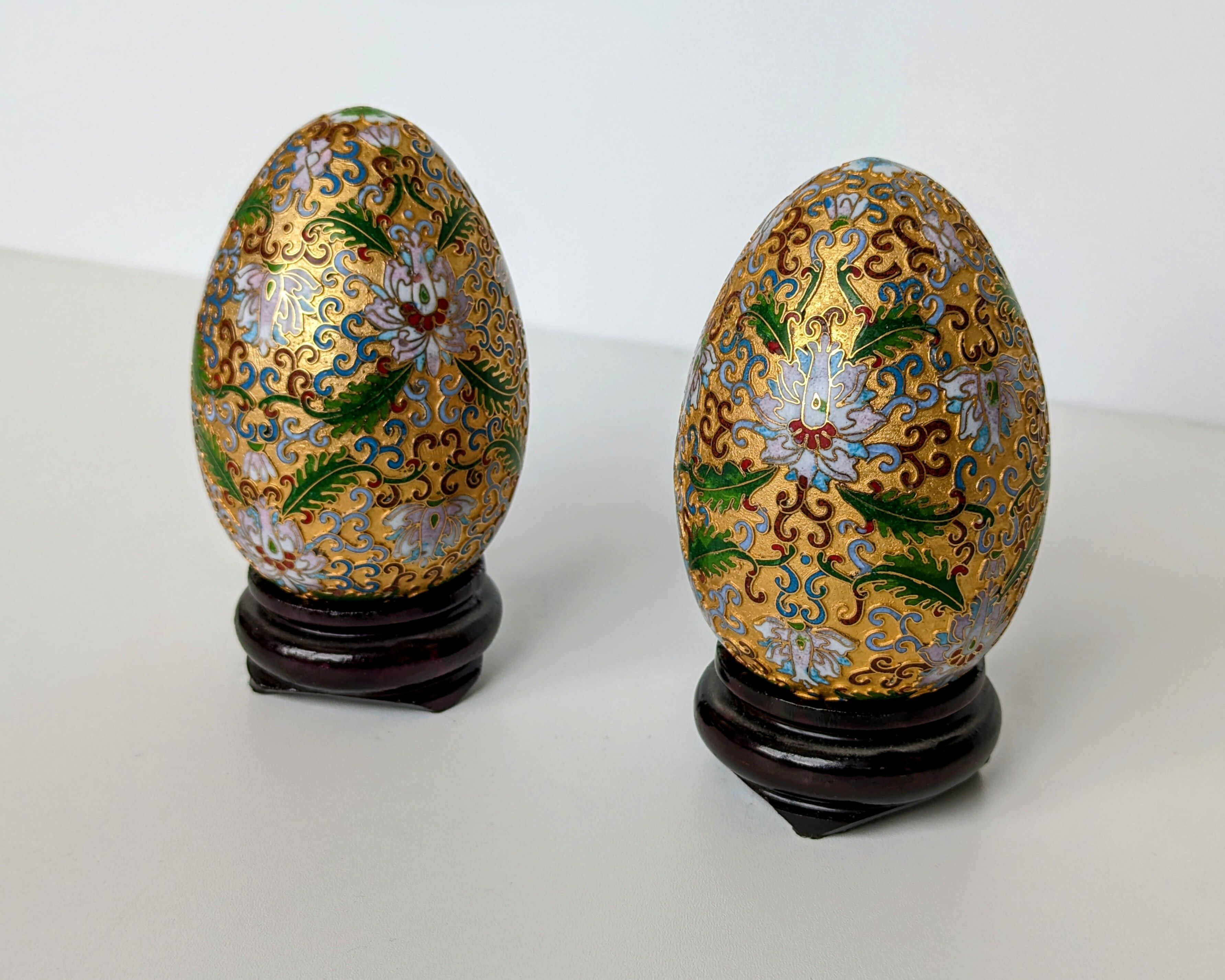 Oeufs en métal doré en émaux cloisonnées - Décor Mille fleurs, feuillages - Chine début XXème