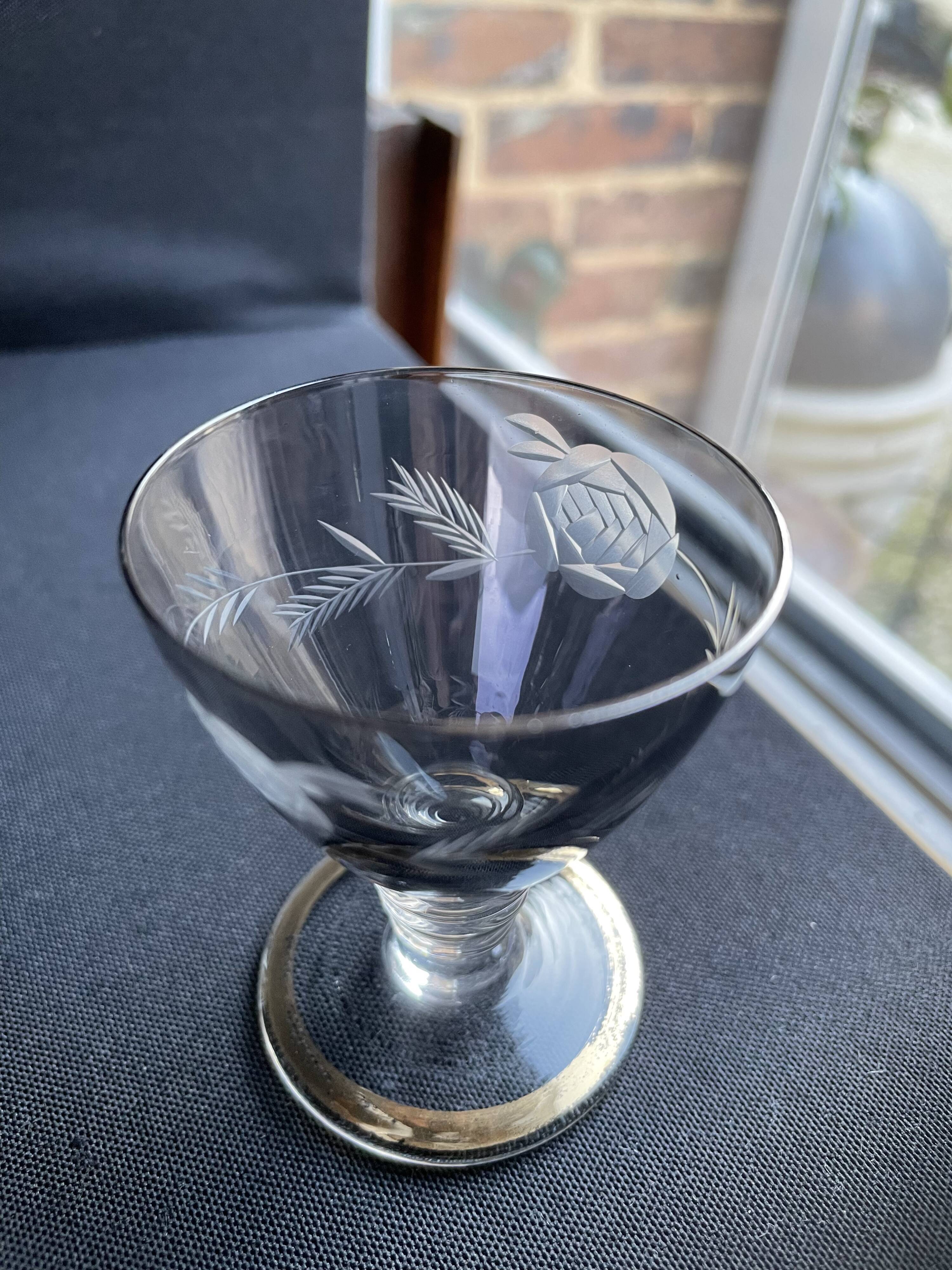 Complete shot service in silver-gray and engraved gold crystal