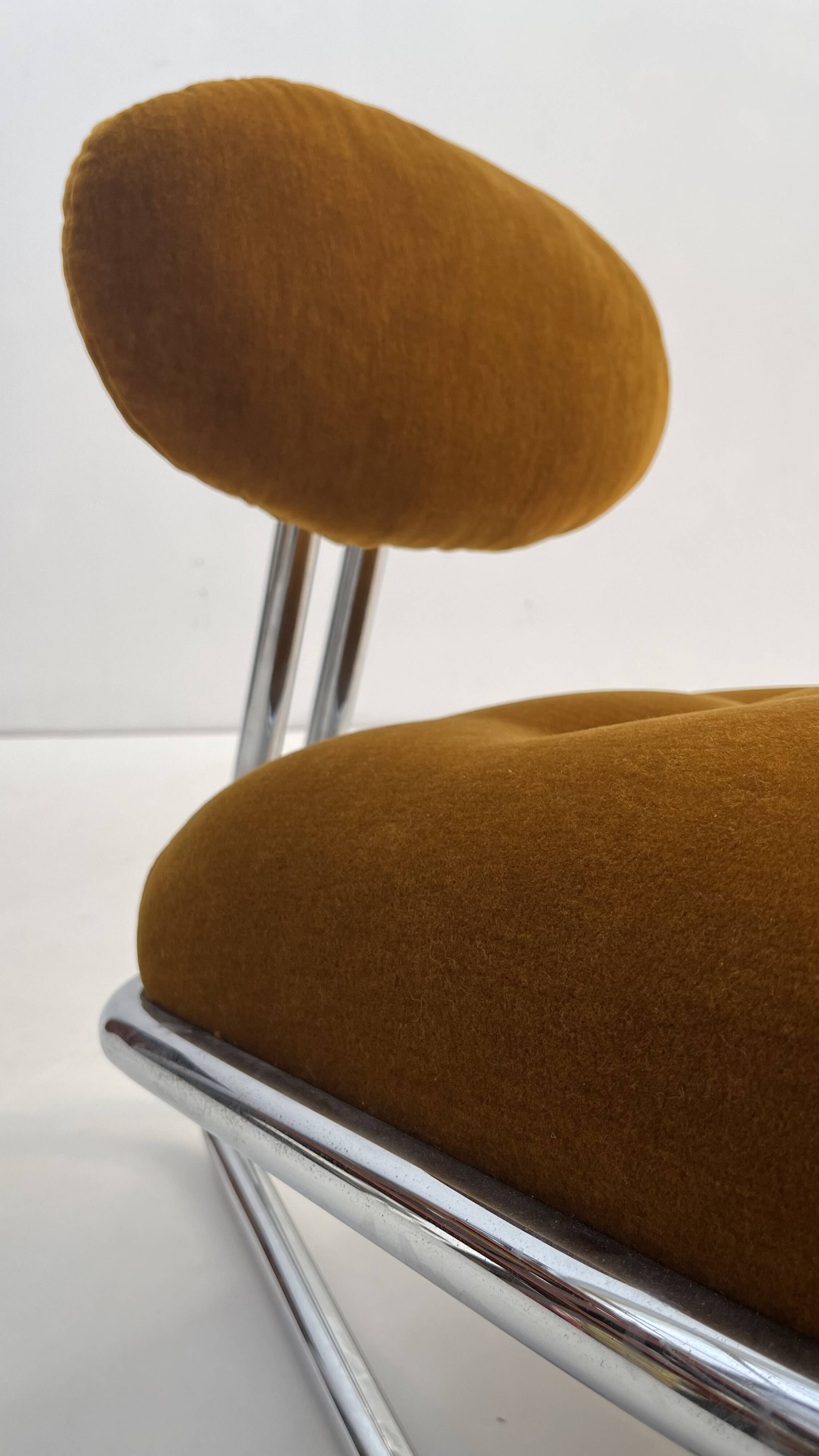 Little tubular lounge chair in rusty amber velvet