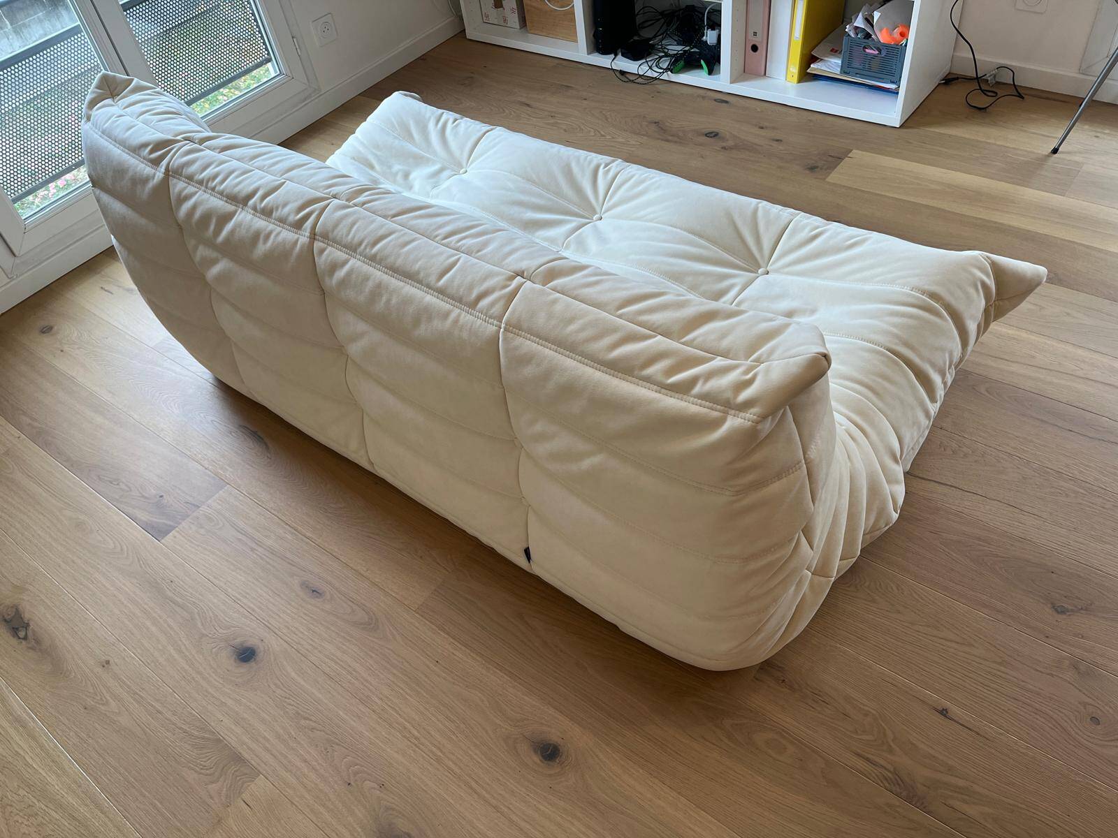 Canapé 3 places Togo Ligne Roset en Alcantara coloris Eggshell