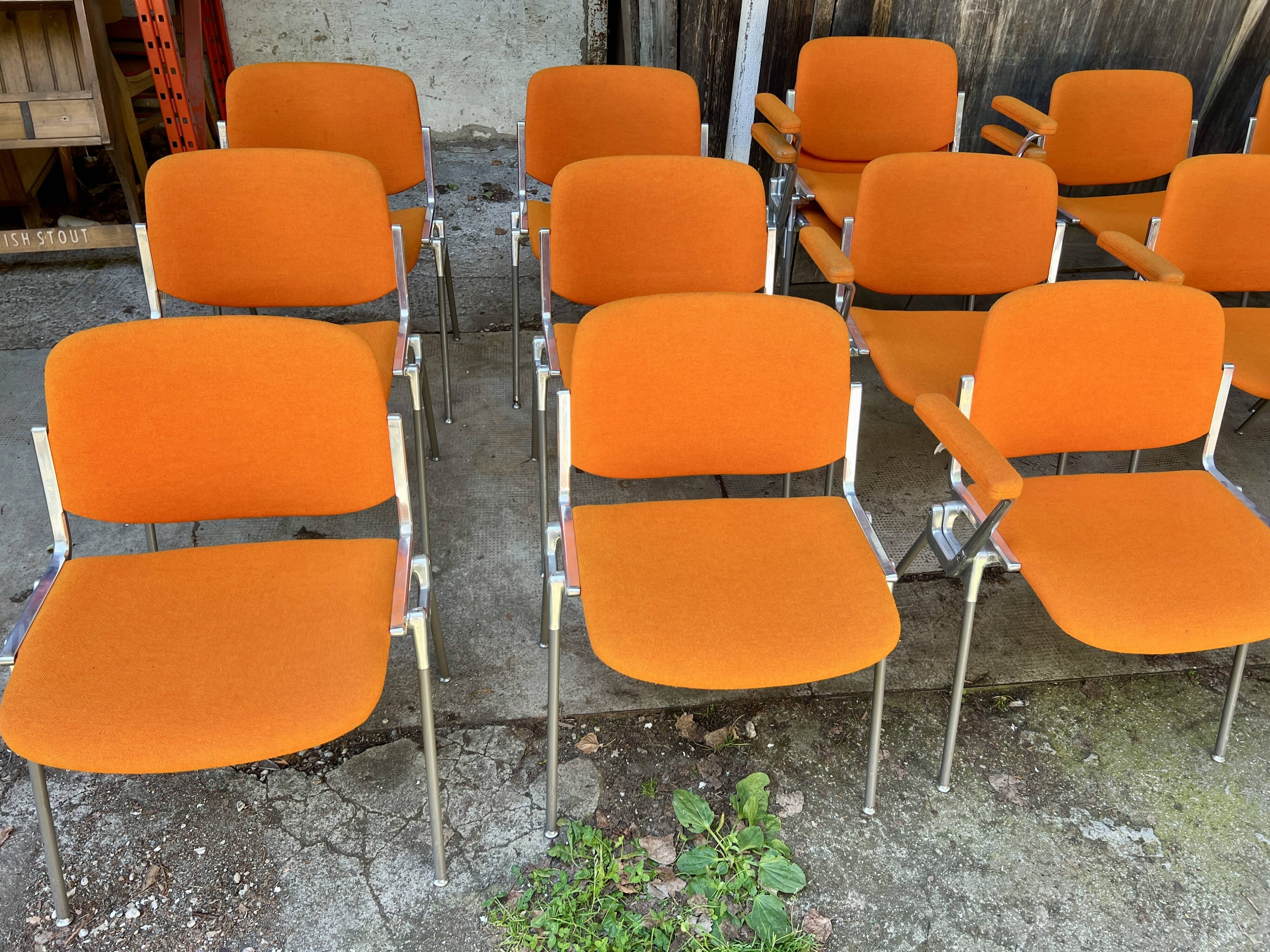 Sérié 39 chaises 4 fauteuils DSC 106 en tissu orange par Giancarlo Piretti pour Castelli