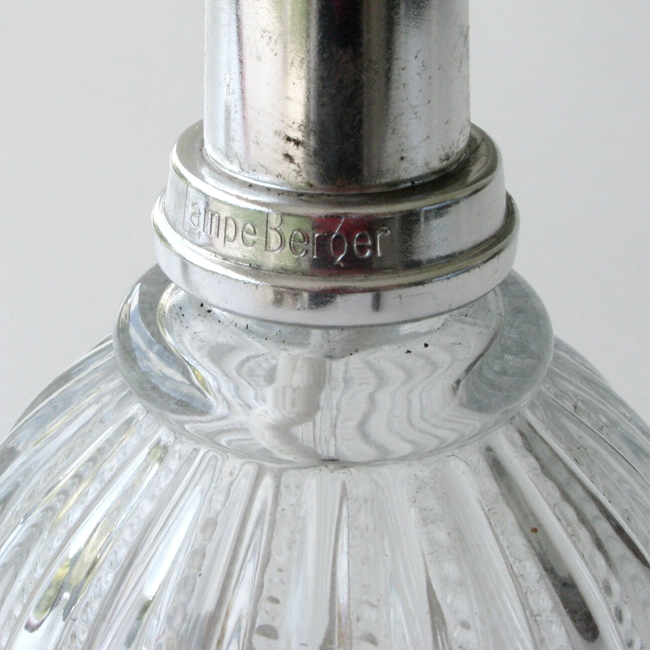 Old shepherd lamp in pearl glass - brule parfum - lamp of the 70s